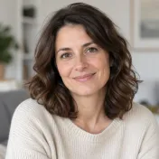 Ritratto di una donna dai capelli castani con maglione crema